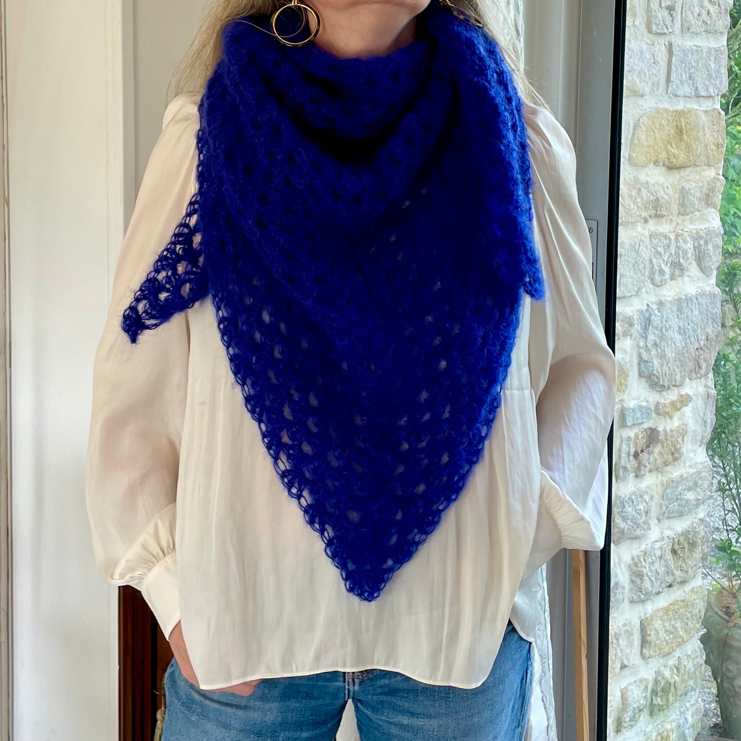 Le châle crocheté bleu Klein