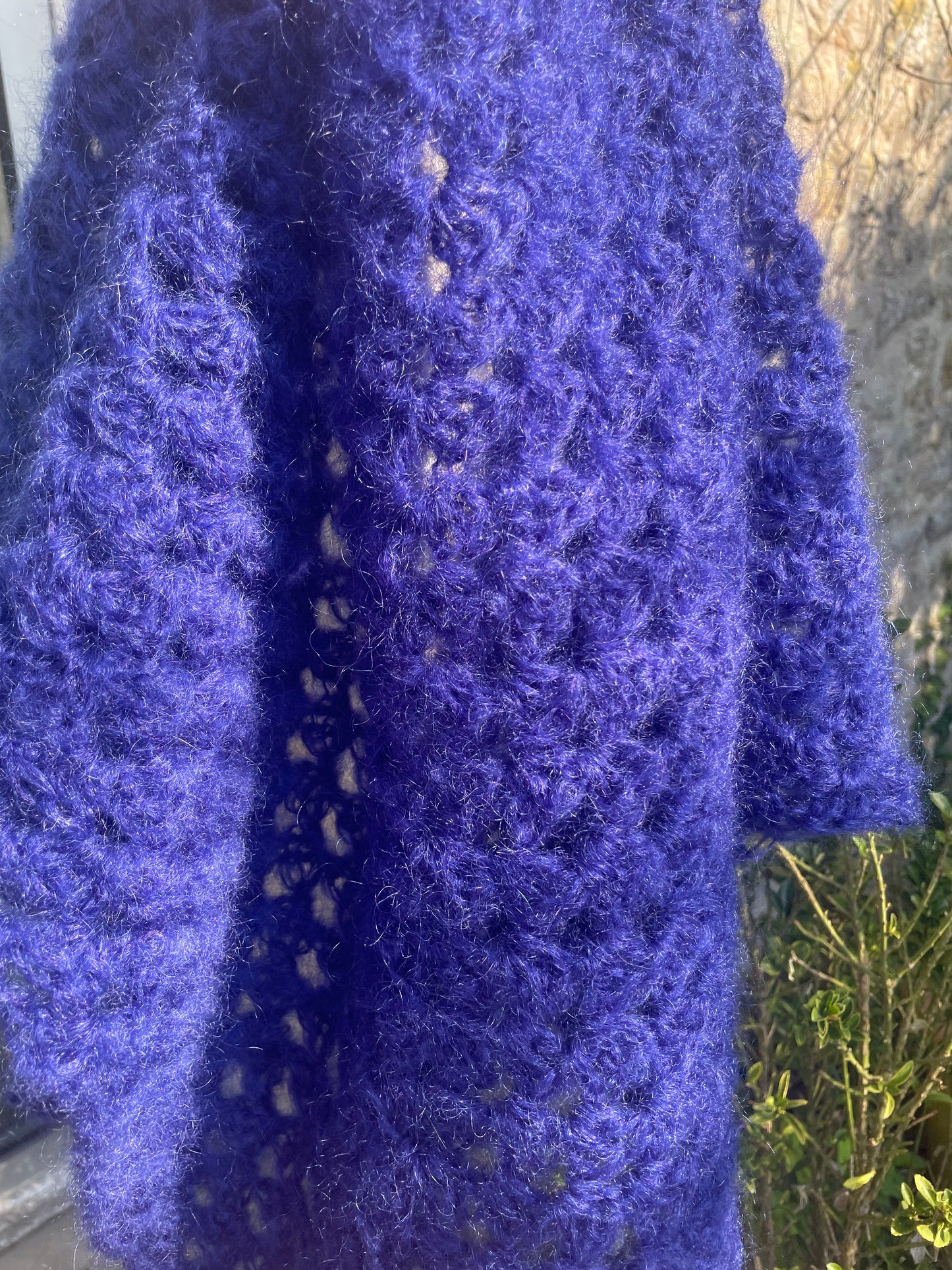 Le châle crocheté bleu Klein