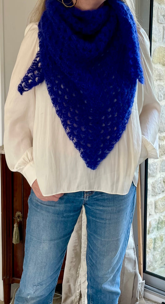 Le châle crocheté bleu Klein