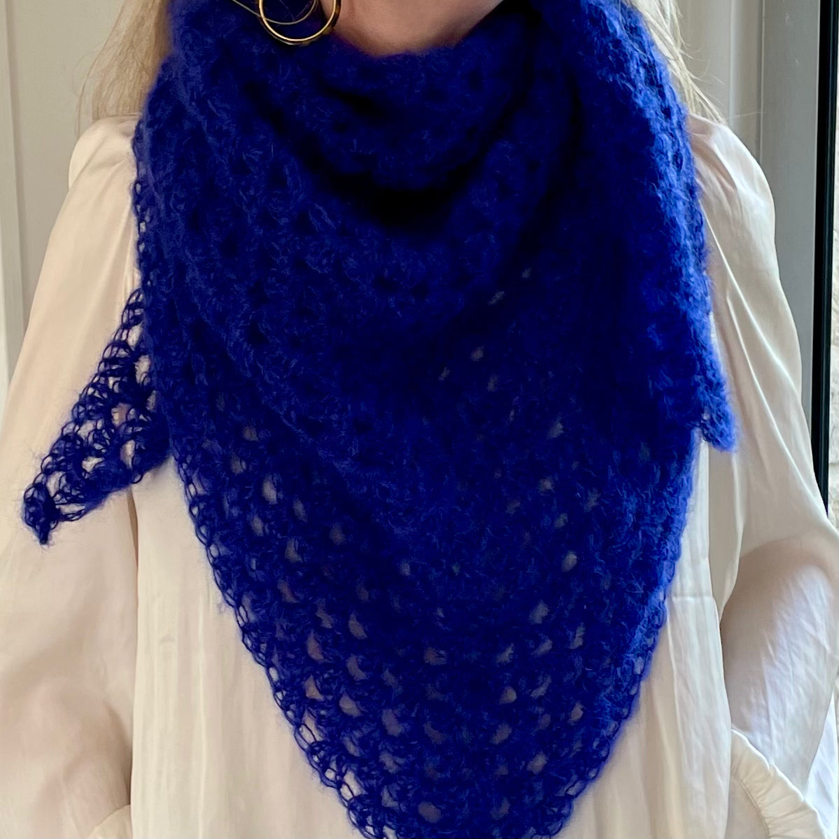 Le châle crocheté bleu Klein